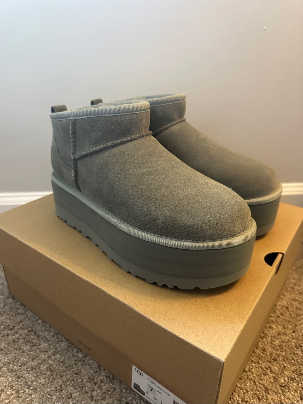 UGG Classic Ultra Mini Platform Boots Moss Green Size 7 New in Box